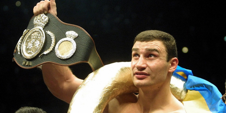 ¡Vitali Klitschko cumple 53 años: la fuerza brutal del Dr. Ironfist!