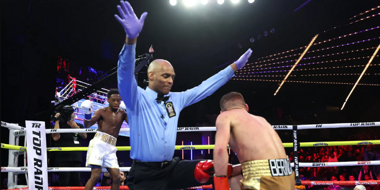 ¡Keyshawn Davis es campeón del mundo! Berinchyk cae por KO en el cuarto asalto