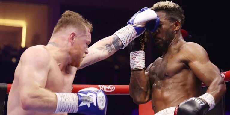 Canelo vence a Scull en uno de los combates más feos de la historia del boxeo