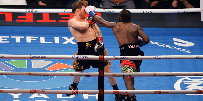 Historic Feat by Crawford: Defeats Canelo on Points and Becomes a Legend