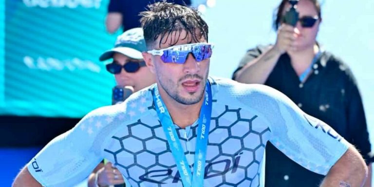 Tommy Fury porta a termine la gara di triathlon ma… è un imbroglio!