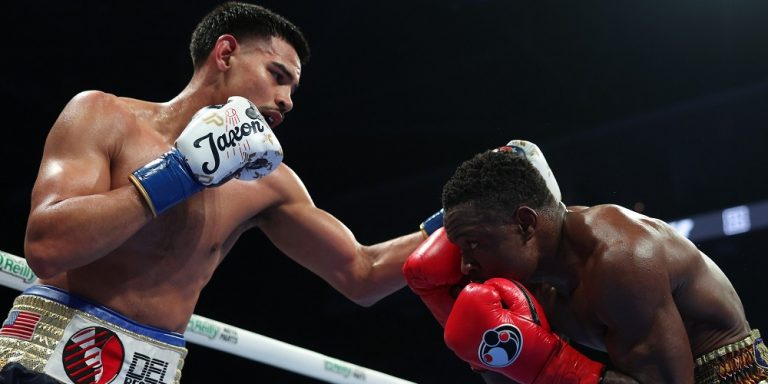 Pacheco se levanta de una caída y vence a Sadjo por puntos