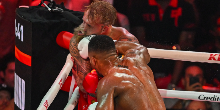 Joshua mette KO al sesto round un Jake Paul in modalità “Forrest Gump”