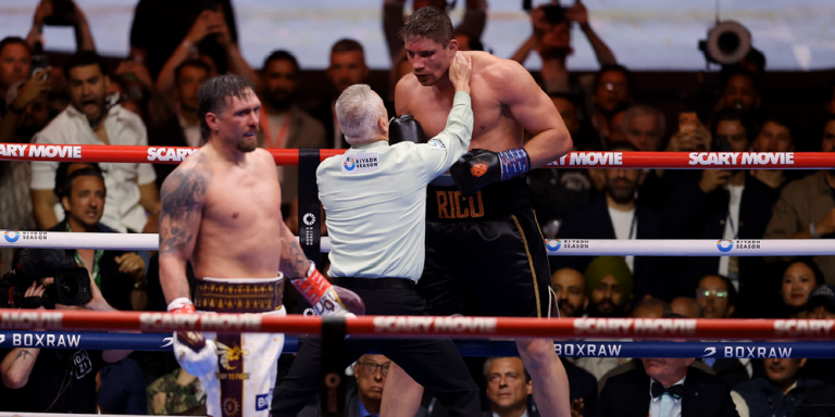 Usyk batte Verhoeven con l’aiuto dell’arbitro ma disonora il pugilato