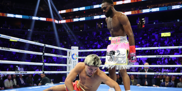 Jaron Ennis vince in grande stile la guerra infuocata con Xander Zayas