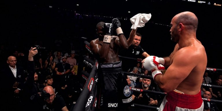 L’angolo di Kadiru mostra l’asciugamano: Gassiev resta campione del mondo